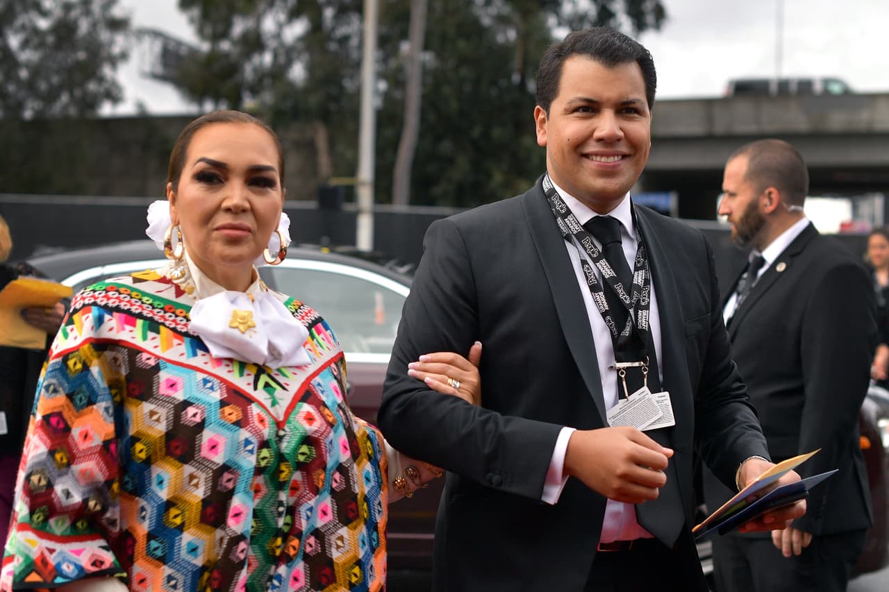 "Respecto a eso no puedo hablar, ya se está tratando con mis abogados, ya más adelantito se van a enterar, el abogado ya está asesorándome en todo esto", dijo la cantante cuando lograron entrevistarla previo a un viaje en el aeropuerto de la Ciudad de México.
<br>