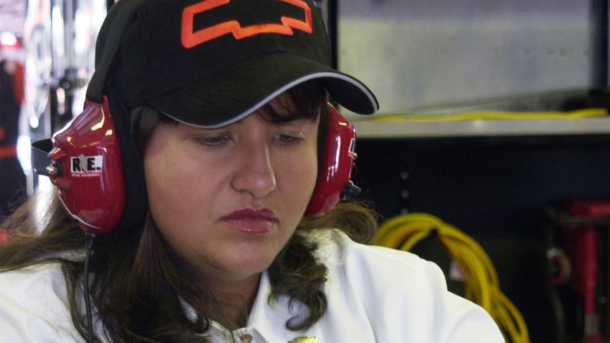 Su pasión inicial era convertirse en astronauta e idolatraba a Sally Ride, la primera mujer estadounidense en viajar al espacio, de quien tenía un póster en su habitación. "Mi padre siempre me dijo, 'puedes ser lo que quieras ser'", 
<a href="https://www.nascar.com/en_us/news-media/articles/2016/3/24/alba-colon-GM-program-manager-nascar-chevrolet-mechanical-engineer-sprint-cup-series-holly-cain.html">recuerda</a> Colón.