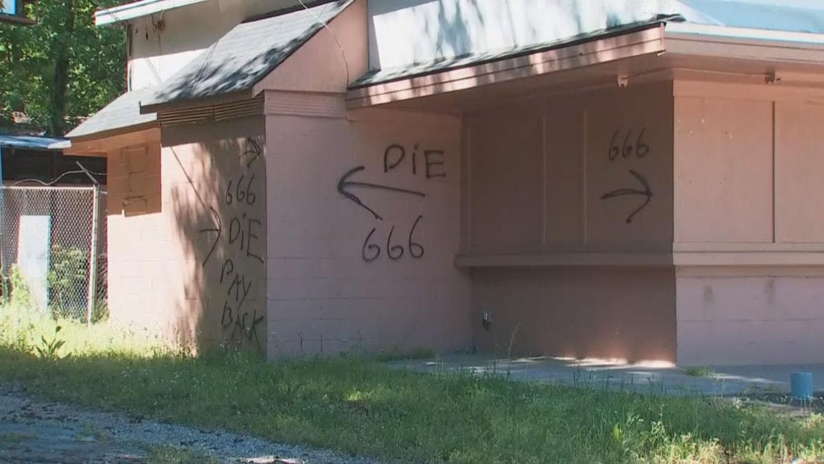 Paredes de casas también fueron vandalizadas con la palabra "DIE" (muere).