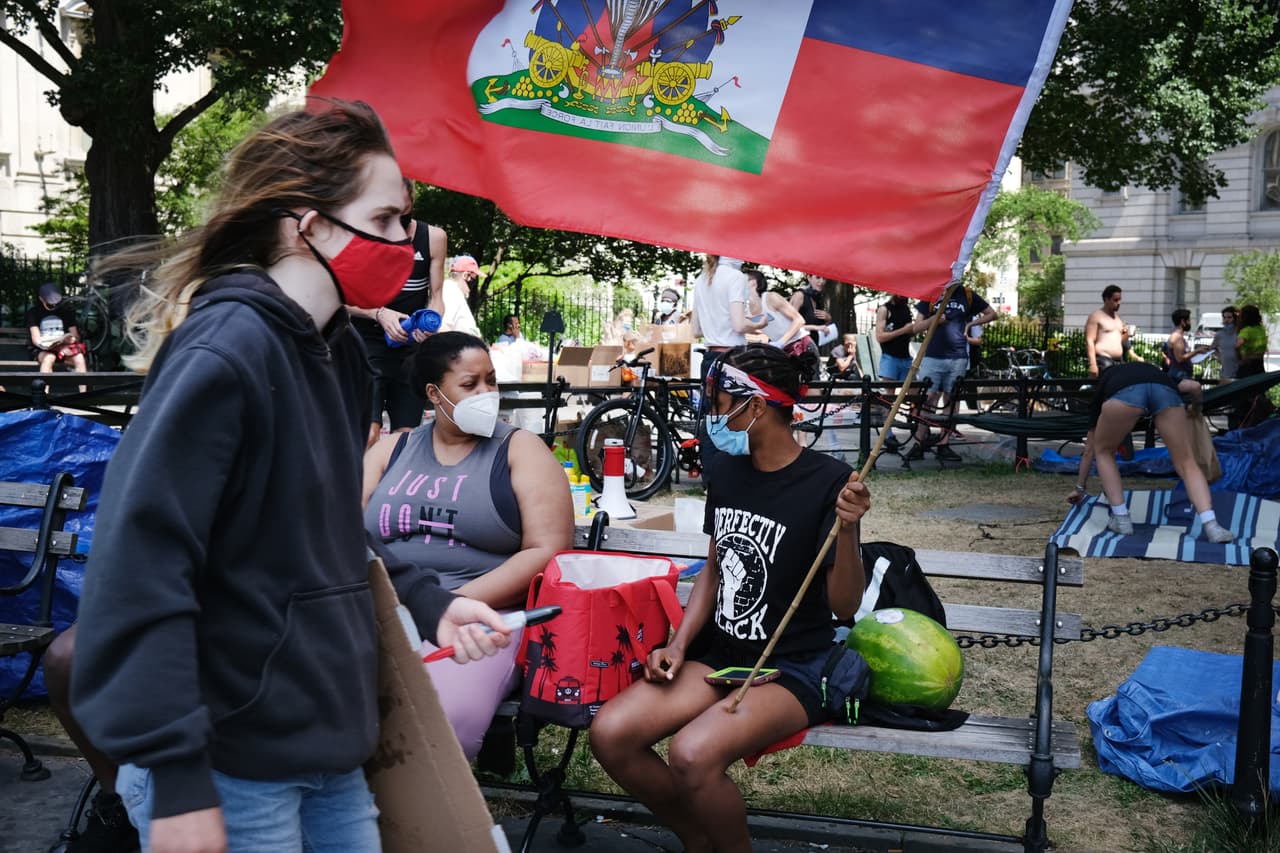 Los neoyorquinos de mayor edad también se unieron a la protesta en una muestra de solidaridad con el movimiento.
