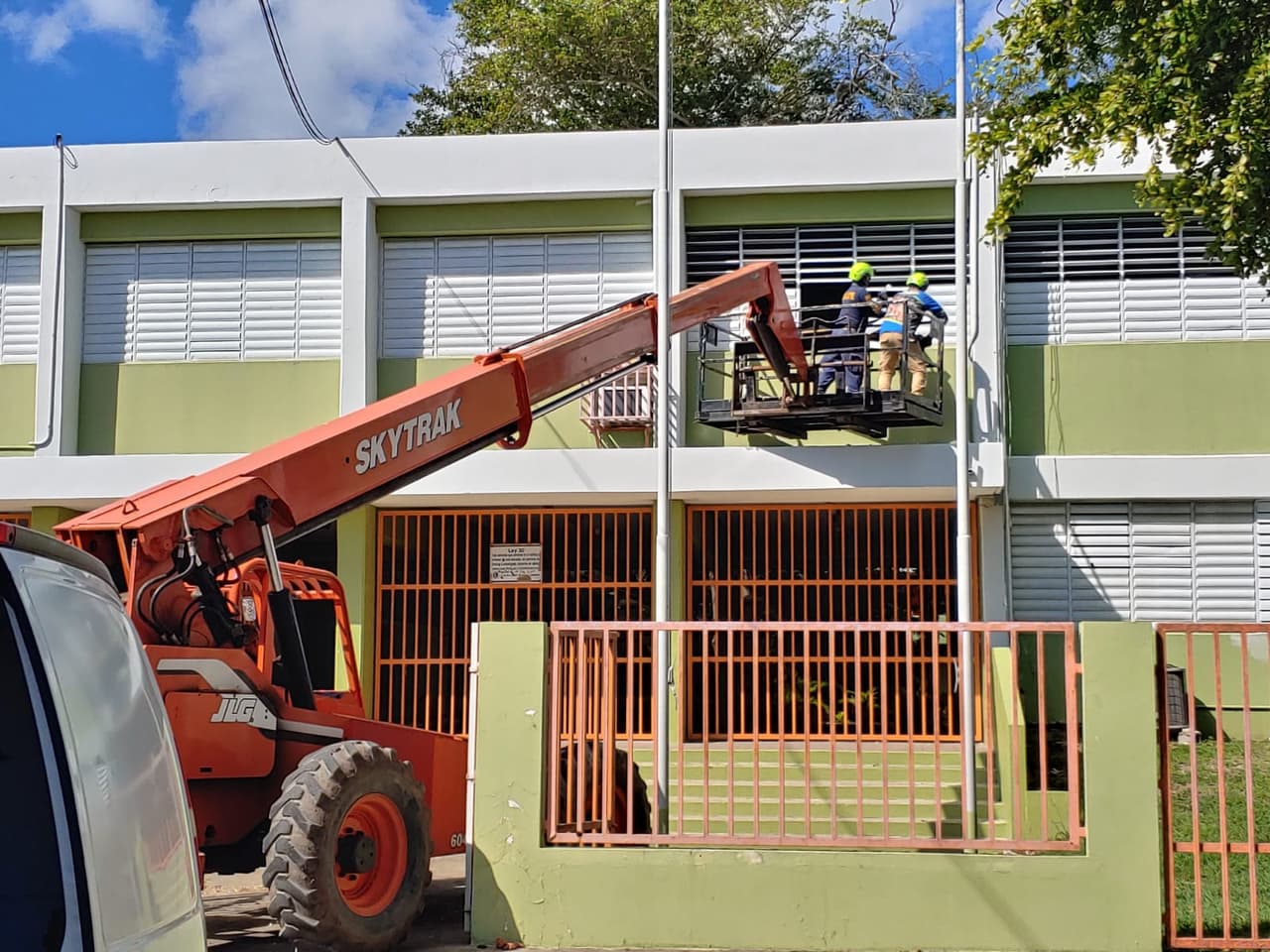 "Por lo demás, tengamos en nuestras oraciones, como la gran familia que somos, a todos los damnificados que en nuestra zona ha sido trastocada su vida. A ellos,nuestro abrazo solidario y constantes oraciones", sostuvo.