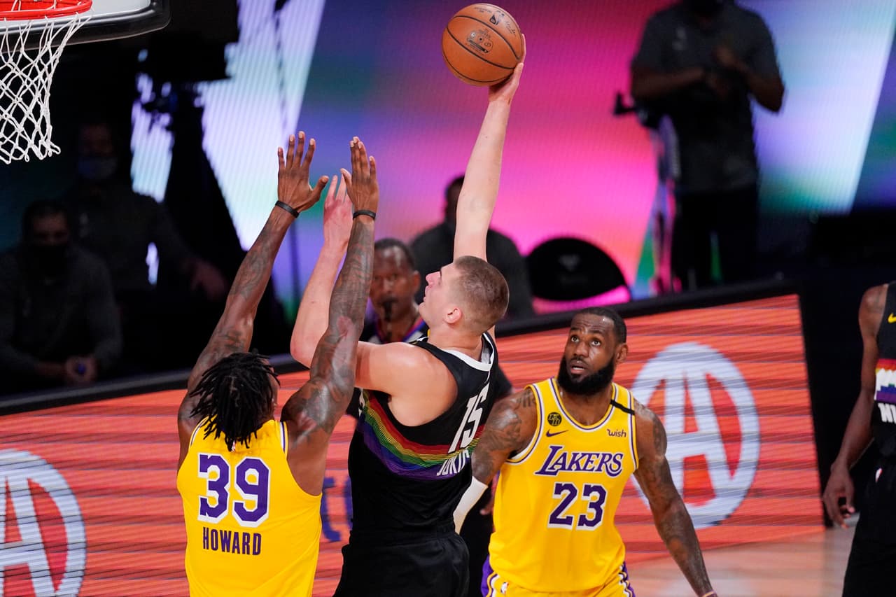 Anthony Davies vuelve a superar los 30 puntos en la victoria 114-108 de los Lakers sobre los Nuggets.