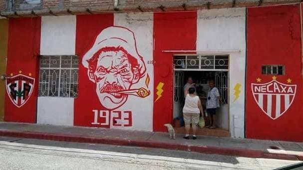 Con la cara de Don Ramón intimidando, así es el mural del Necaxa.
