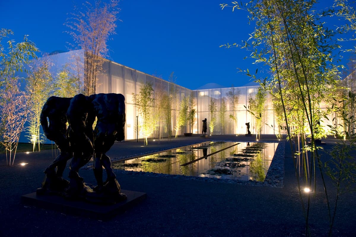 <b><a href="https://ncartmuseum.org/">North Carolina Museum of Art</a></b>. El museo ofrece una colección permanente que abarca más de 5000 años, una variedad de exposiciones célebres y programas públicos, un anfiteatro para espectáculos al aire libre y el parque-museo más grande del país: 164 acres de senderos y zonas verdes que contienen importantes obras de arte.