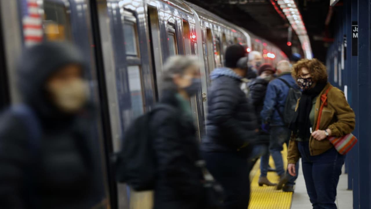 Si bien la enfermedad sigue presente y los contagios bajaron y subieron a lo largo del año, la eliminación de la medida influyó esperanza en la comunidad, que comenzó a sentir el regreso de la normalidad paulatinamente.