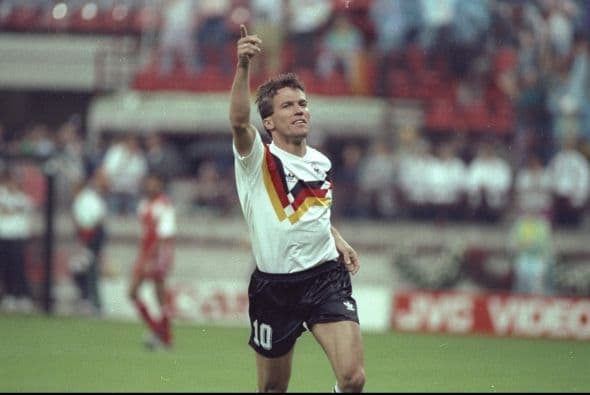 Lothar Matthaeus. Exfutbolista y entrenador alemán. Es el jugador que ha participado en más mundiales con un total de cinco: 1982, 1986, 1990, 1994 y 1998. También es el futbolista alemán con más partidos jugados con la selección nacional y en 1990 fue pieza fundamental en el cuadro campeón, el mejor jugador alemán y máximo anotador con 4 goles.