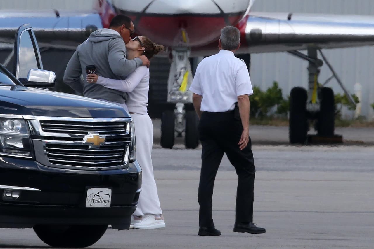 Pero antes de dar un paso, se aseguró de darle un besito más a su "macho bello".