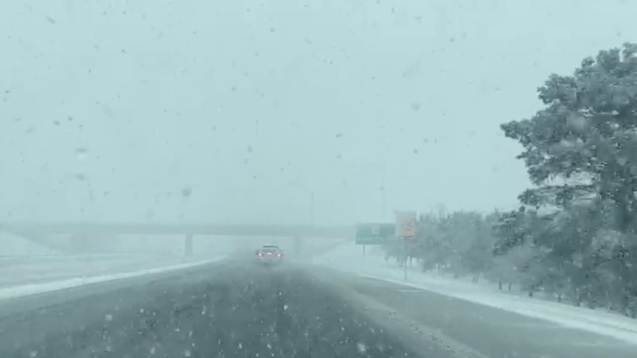 El paso de un frente frío ha hecho que la nieve sea la protagonista este domingo en Texas.
