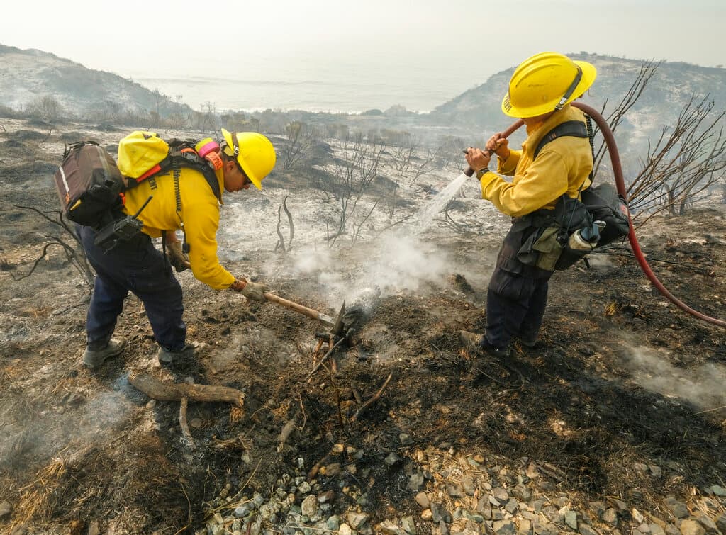 El incendio estalló el lunes y se extendió hacia el océano, lo que forzó el cierre de las líneas de Amtrak y la US 101, la única autopista grande en esa sección de la costa. La carretera podría permanecer cerrada hasta el fin de semana, dijo Andrew Madsen, portavoz del Servicio Forestal de Estados Unidos, citado por la AP.
