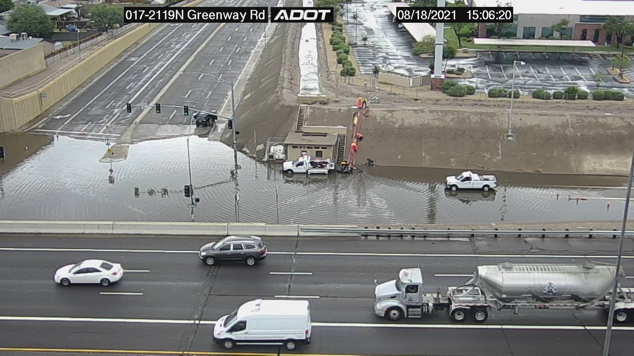 “Esté atento al cielo antes de salir hoy. Está lloviendo muy fuerte y el tráfico es lento. Si puede posponer su viaje hasta después de la tormenta, es una buena idea”, publicó ADOT en twitter. 
<br>