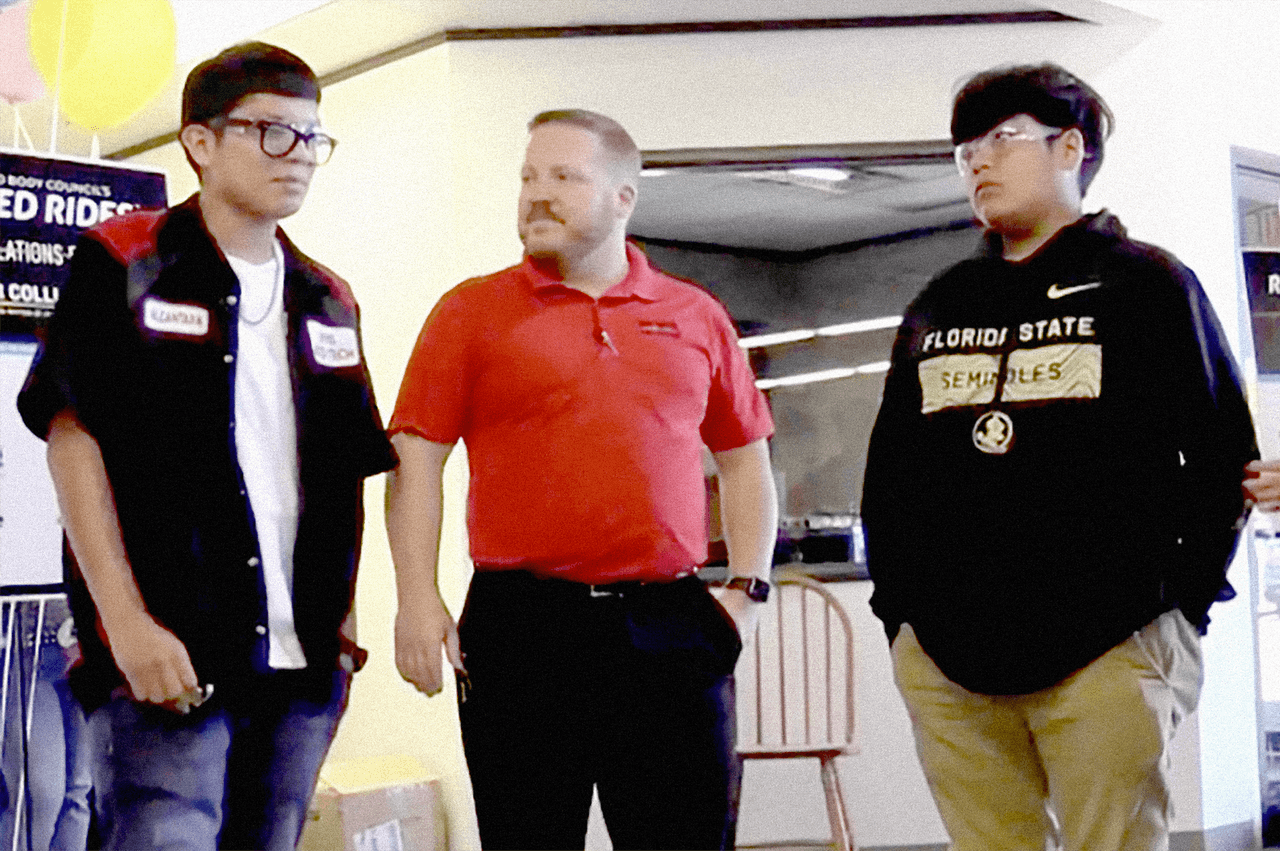 Chad Schulze, gerente del taller Calliber Collision, junto a los hermanos Daniel y Cristian Alcántara.