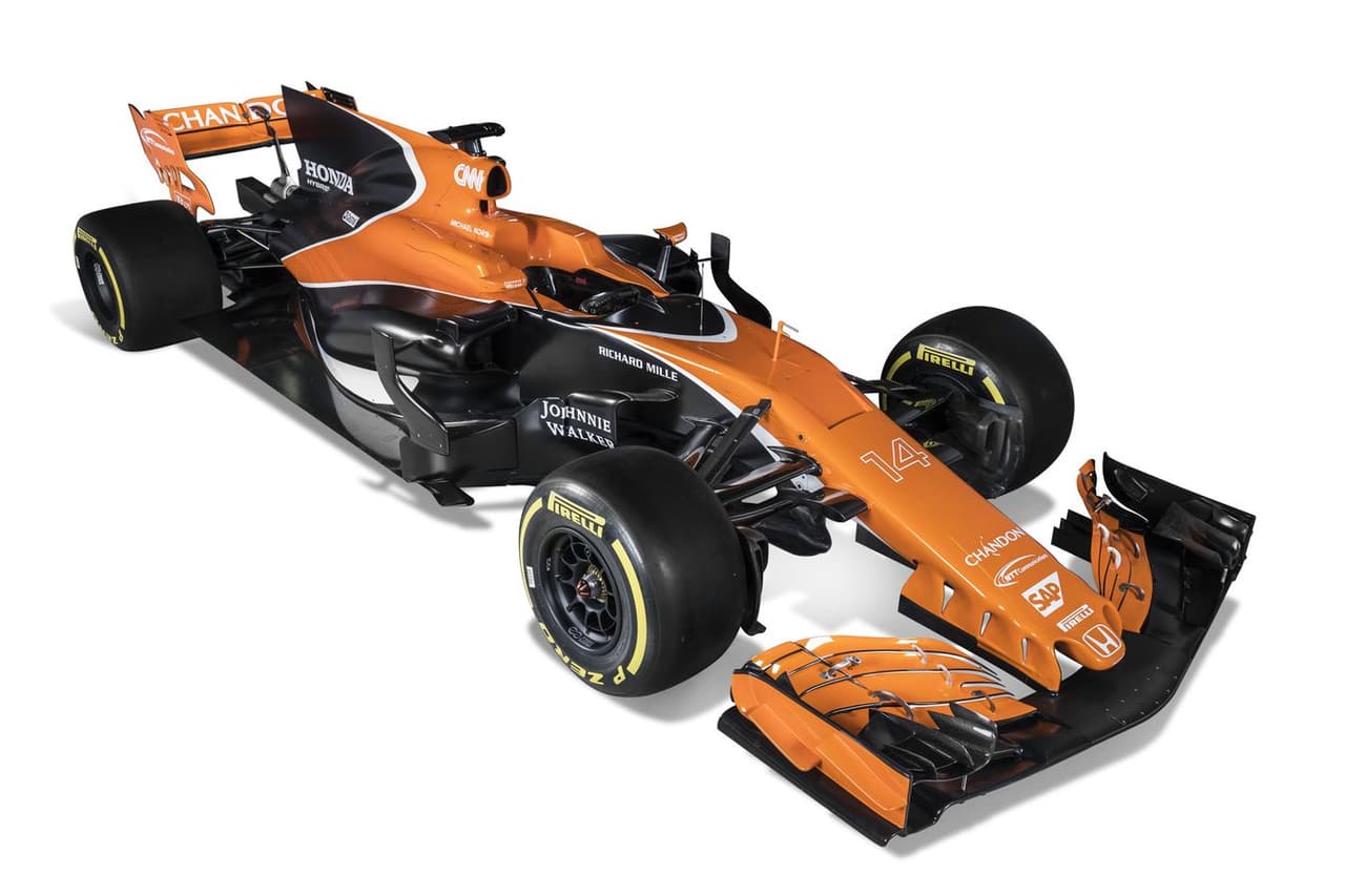 <b>McLaren</b> presentó en sociedad su nuevo
<b>MCL-32</b>, el auto con el que buscan volver a los primeros planos en la
<b>Fórmula 1</b>. Lo veremos en imágenes, con su nuevo diseño y denominación.