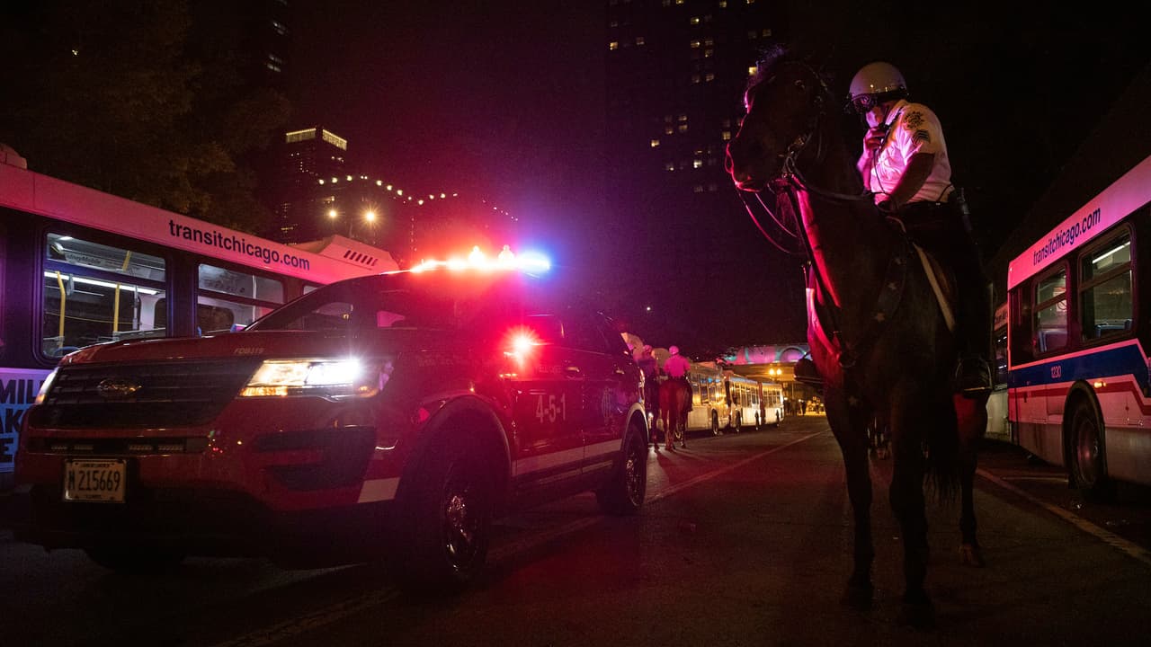 Un oficial asegura camino para la ambulancia.