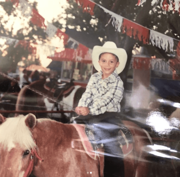 Este chiquitín es igual de tremendo de grande, un cantante que cuenta con cientos de admiradoras que lo siguen en todos los lugares donde se presenta La Original Banda El Limón, pero su corazón solo le pertenece a una sola persona, la también intérprete Chiquis Rivera.