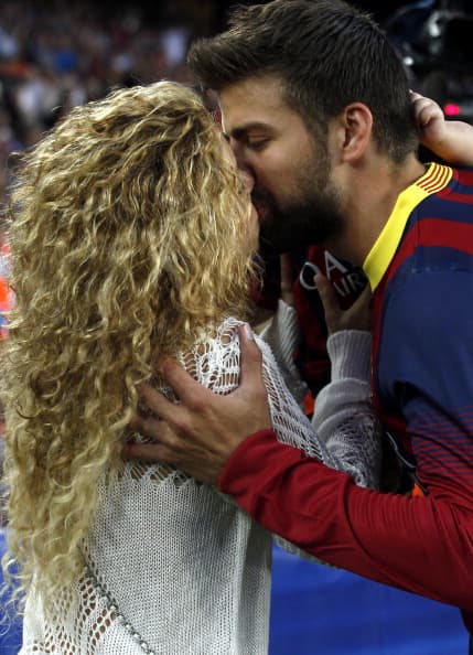 “Por completarte me rompí en pedazos; me lo advirtieron, pero no hice caso; me di cuenta que lo tuyo es falso; fue la gota que rebalsó el vaso; no me digas que lo sientes, eso parece sincero, pero te conozco bien y sé que mientes; te felicito, qué bien actúas, de eso no me cabe duda; con tu papel continúa, te queda bien ese show”, es parte de lo que dice la letra de la canción.