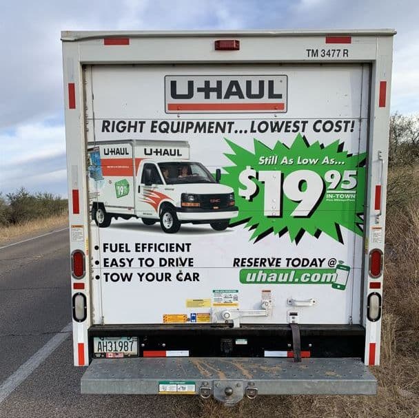 Recuperan un camión de U-Haul robado. El conductor huyó de los oficiales en el puesto de control SR-90. Los oficiales detuvieron el vehículo, arrestaron al conductor y al pasajero, un ciudadano estadounidense.