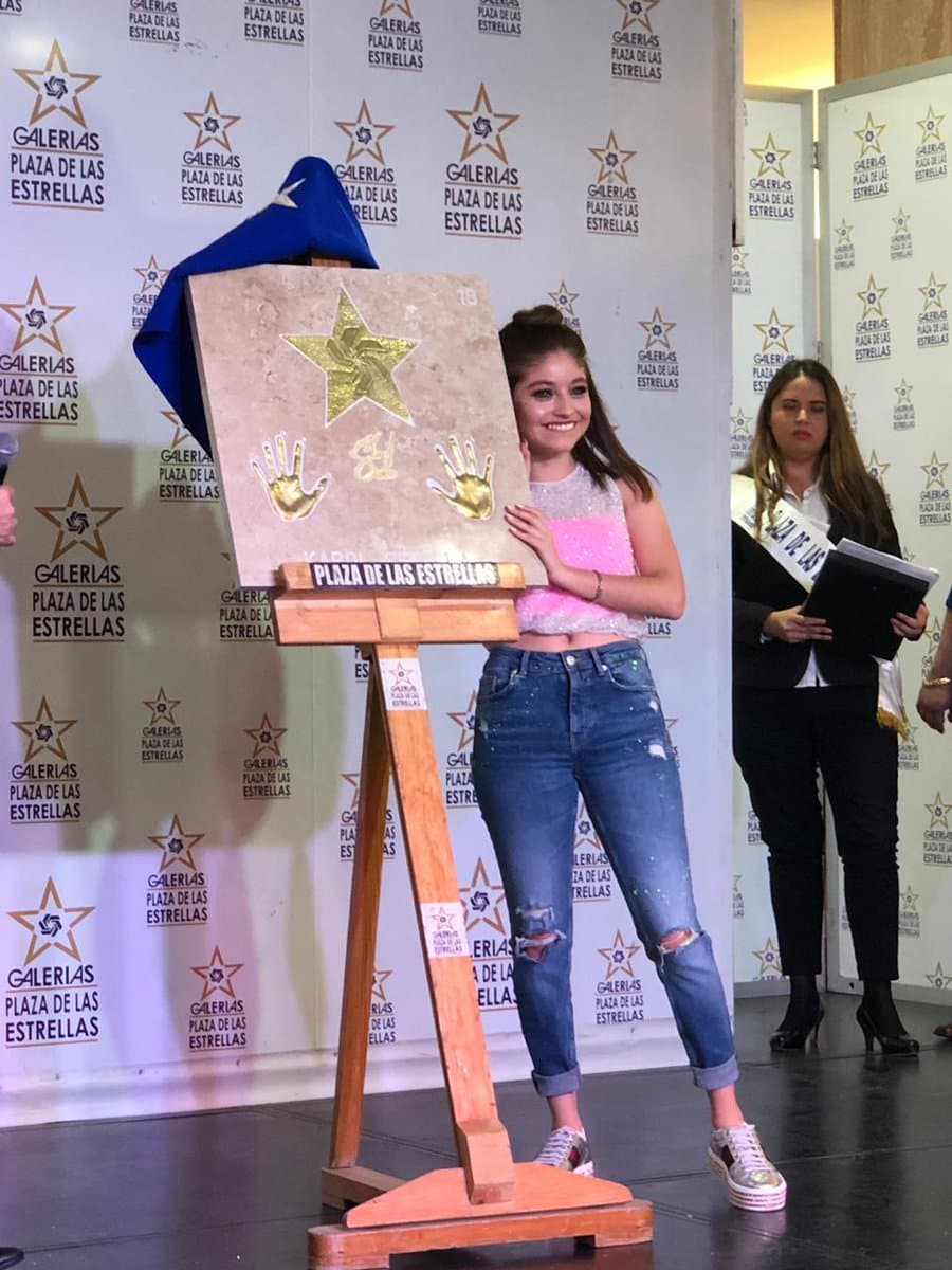 Sin embargo, más adelante apuntó: "Pero se lo dedico a mi mamá, porque ha sido parte de mi carrera". Tras pedir un aplauso para ella se dispuso a apodararse del escenario. La intérprete cantó el famoso tema 'Mil besos por segundo'.