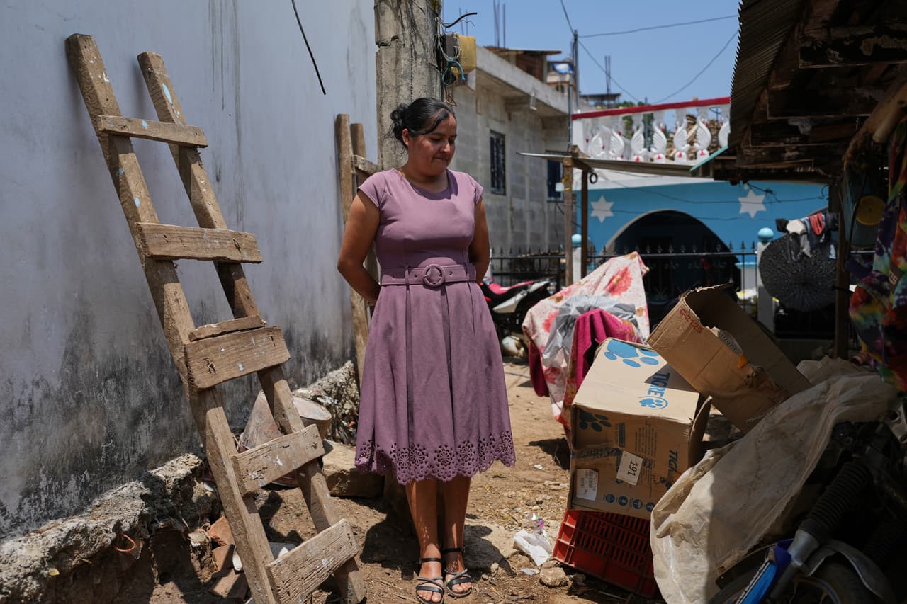 Mirsy Maricela Alva López, una migrante guatemalteca que ha sido separada de sus hijos en dos ocasiones, descansa tras alimentar a las aves de corral en la casa de sus padres en San Martín Cuchumatán, Guatemala, el jueves 30 de mayo de 2026. (Foto AP/Moisés Castillo)