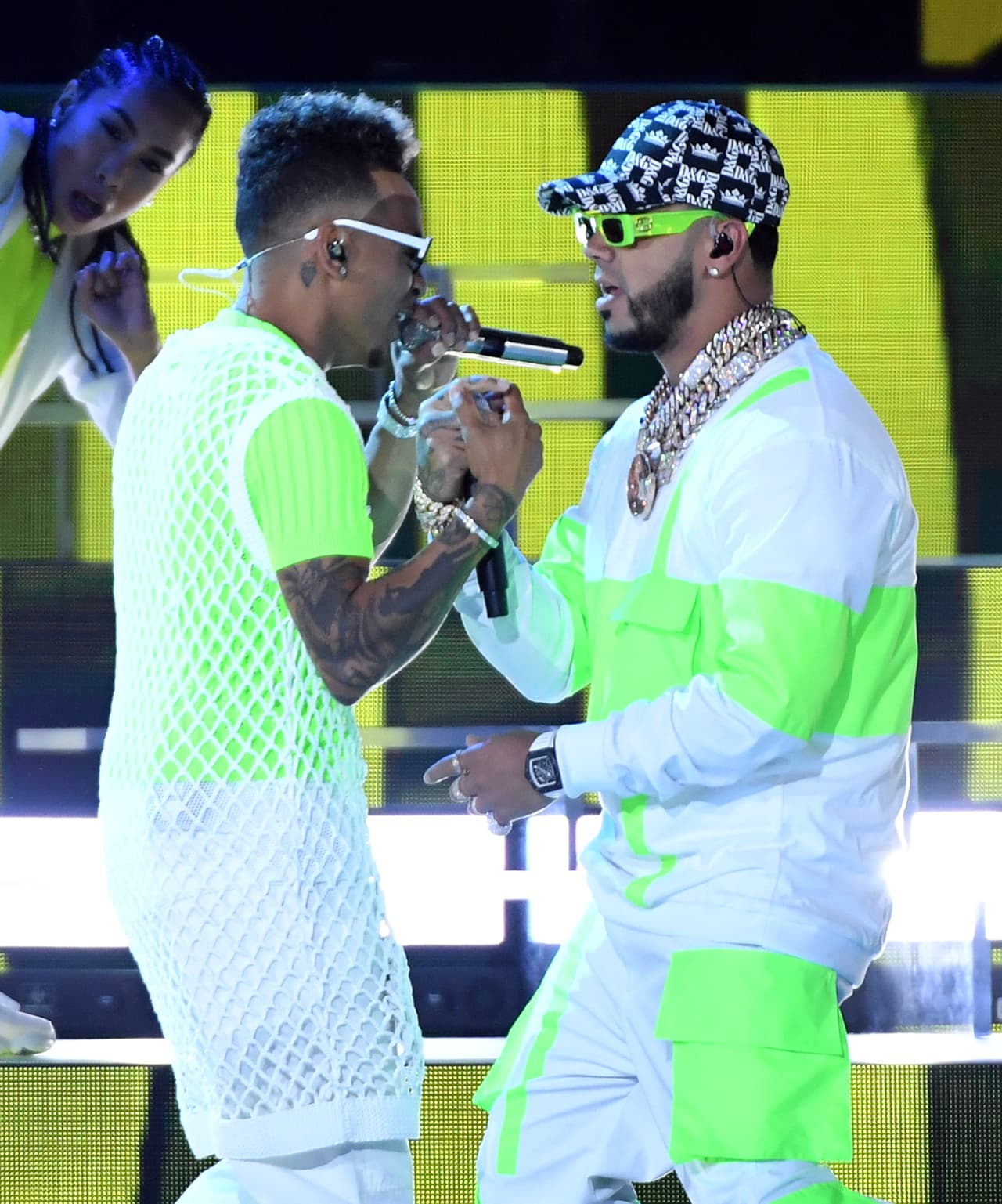 Ozuna, en esta foto durante su actuación junto su amigo Anuel AA, le dio las gracias a Dios "y a todos ustedes, público, por apoyarme siempre".