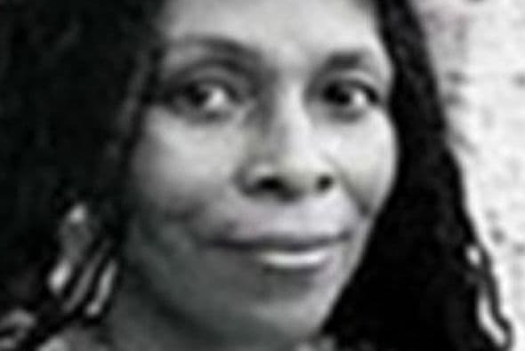 Joanne Chesimard, aka Assata Shakur, condenada por asesinato a policía en Nueva Jersey El Buró Federal de Investigaciones (FBI) ha incluido por primera vez en su lista de los 10 terroristas más buscados a escala internacional a una mujer, Joanne Chesimard, quien hace cuatro décadas escapó a Cuba luego de ser condenada por matar a un policía de Nueva Jersey en 1973. Chesimard, de 65 años, era integrante de las Panteras Negras y el Ejército de Liberación. Fue condenada por el asesinato a sangre fría del agente de la patrulla de carreteras Werner Foerster. Escapó a Cuba y obtuvo asilo político después de que tres pistoleros la ayudaron a huir de una prisión de mujeres en 1979. Desde entonces, funcionarios estadounidenses, el FBI y la oficina del Procurador General de Nueva Jersey han fracasado en sus intentos de conseguir que el gobierno cubano entregue a Chesimard, quien se hace llamar Assata Shakur. El reclamo de Estados Unidos para traer de regreso al país a fugitivos de la justicia no es nuevo. Según el Departamento de Estado y el FBI hay aproximadamente 70 prófugos estadounidenses que permanecen refugiados en Cuba. Desde 1982, Cuba está en la lista que confecciona EEUU anualmente, de países que patrocinan a grupos terroristas. En ese contexto el más reciente informe del Departamento de Estado precisó que Cuba tiene relaciones con las Fuerzas Armadas Revolucionarias (FARC), de Colombia; y Patria Vasca y Libertad (ETA), de España, según informó el Nuevo Herald.