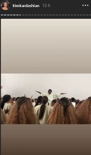 “Sinceramente, es más como una 
<b>experiencia de curación</b> para mi esposo. Es solo música, no hay sermón. Definitivamente es algo en lo que él cree, Jesús, y hay una vibra cristiana. Pero no hay predicación. Es solo una 
<b>experiencia cristiana </b>muy espiritual”, dijo Kim al respecto.