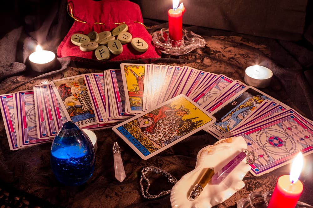 Como sabrás, no hay una sola manera en particular de leer las cartas del tarot. Hay una gran variedad de lecturas o tiradas, muchas de las cuales ya te hemos compartido aquí en Univisión Horóscopos.
