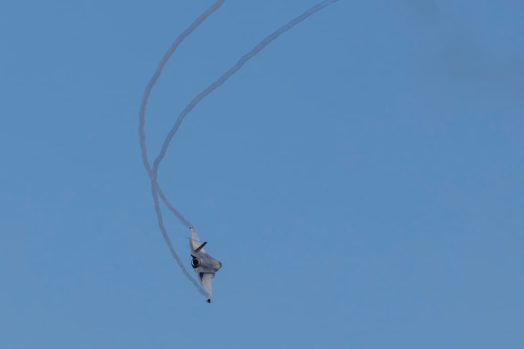 Los dos individuos detenidos en relación con el cargamento de cocaína, el mismo 6 de noviembre,
<b>son de nacionalidad dominicana</b>. A uno de ellos, se le imputa tener cerca
<b>una pistola Glock, </b>calibre 9 milímetros, que
<b>estaba cargada</b>.
<br>El operativo que resultó en la
<b> incautación de la cocaína</b> comenzó p
<b>asadas las 4:30 de la mañana</b>, cuando
<b>la Unidad Marítima de la Policía de Puerto Rico</b>
<b>en Arecibo</b> divisó
<b>una embarcación con las luces de navegación apagadas.</b>
<br>Comenzó una persecución que los llevó hasta
<b>Camuy, un pueblo a 175 millas de distancia de Ceiba</b>, donde está el aeropuerto regional José Aponte de la Torre, en el cual
<b><a href="https://www.univision.com/local/puerto-rico-wlii/imagenes-100-aviones-f-35-armamento-puerto-rico-invasion-venezuela-nicolas-maduro-fotos" target="_blank">los aviones F35 de la Marina de Estados Unidos ejecutan sus prácticas y misiones en estos días.</a></b>