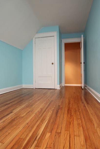 Sincroniza el color. Crea la ilusión de más espacio con la paleta de colores. Si utilizas tonos similares en paredes, muebles y ropa de cama, la habitación parecerá más grande, ya que las líneas entre los diferentes elementos se difuminarán. Para generar impacto, añade detalles en un color vibrante.