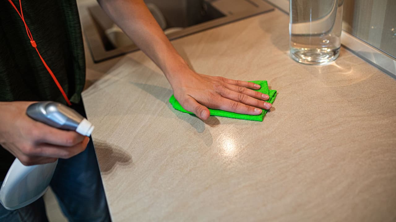 Para la desinfección general de superficies, use un paño empapado con 1 cucharada de cloro en un galón de agua.
<br>