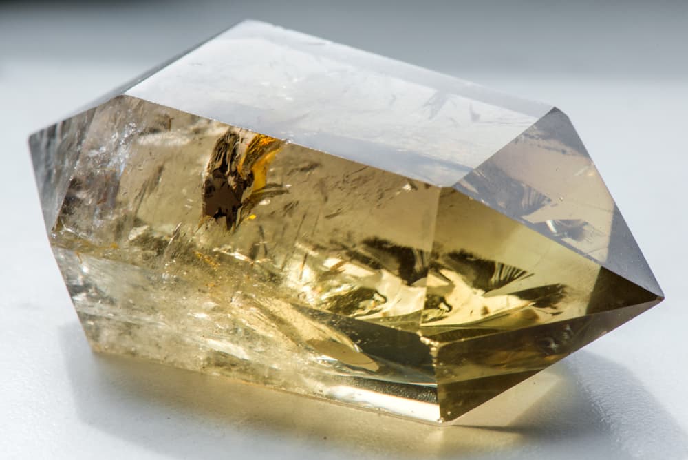 El citrino influye directamente en el tercer chakra o chakra del Plexo Solar, activándolo y limpiándolo, abriendo nuestra intuición. Por él es por donde entran los rayos solares, su vitalidad y sabiduría. También es benéfico si lo ponemos sobre el ombligo.