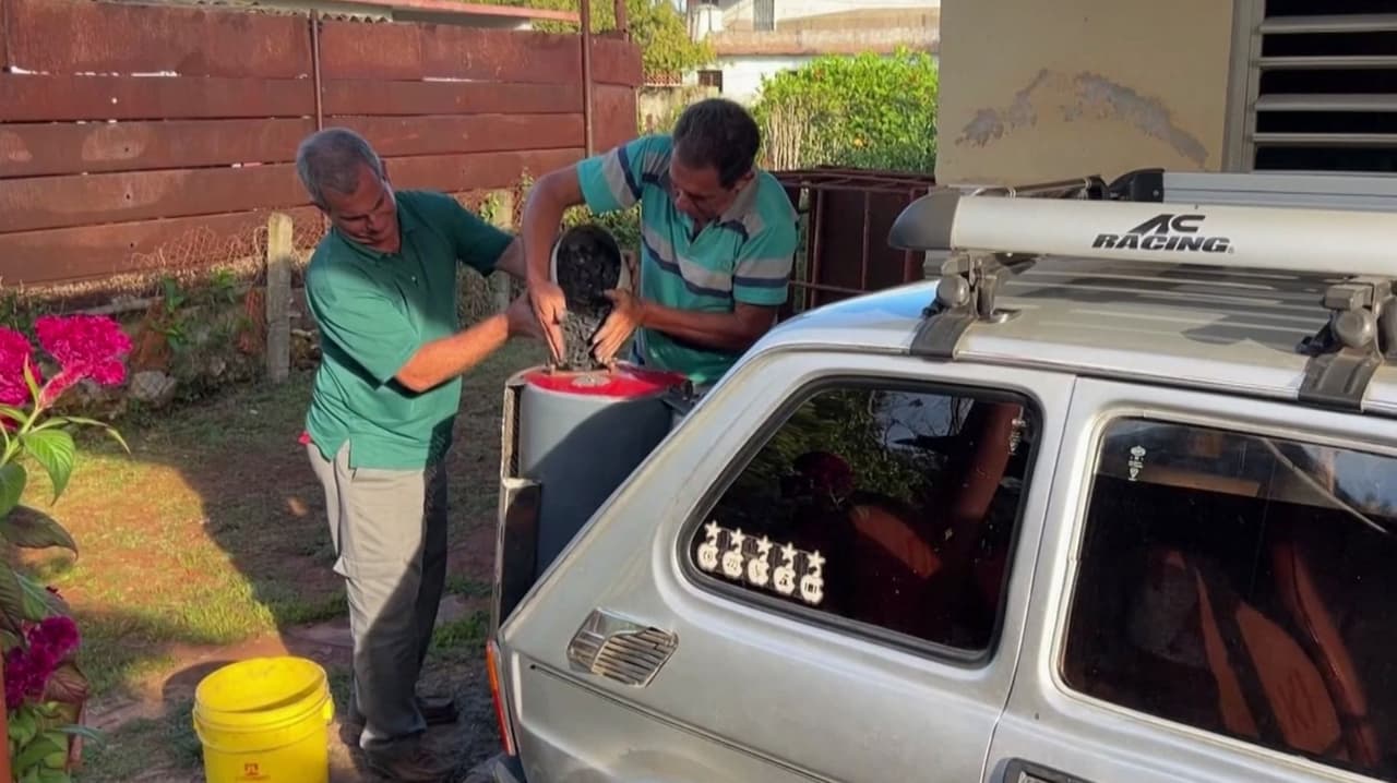 Son la sensación: Mecánico adapta su carro para no depender de la gasolina en plena crisis energética en Cuba