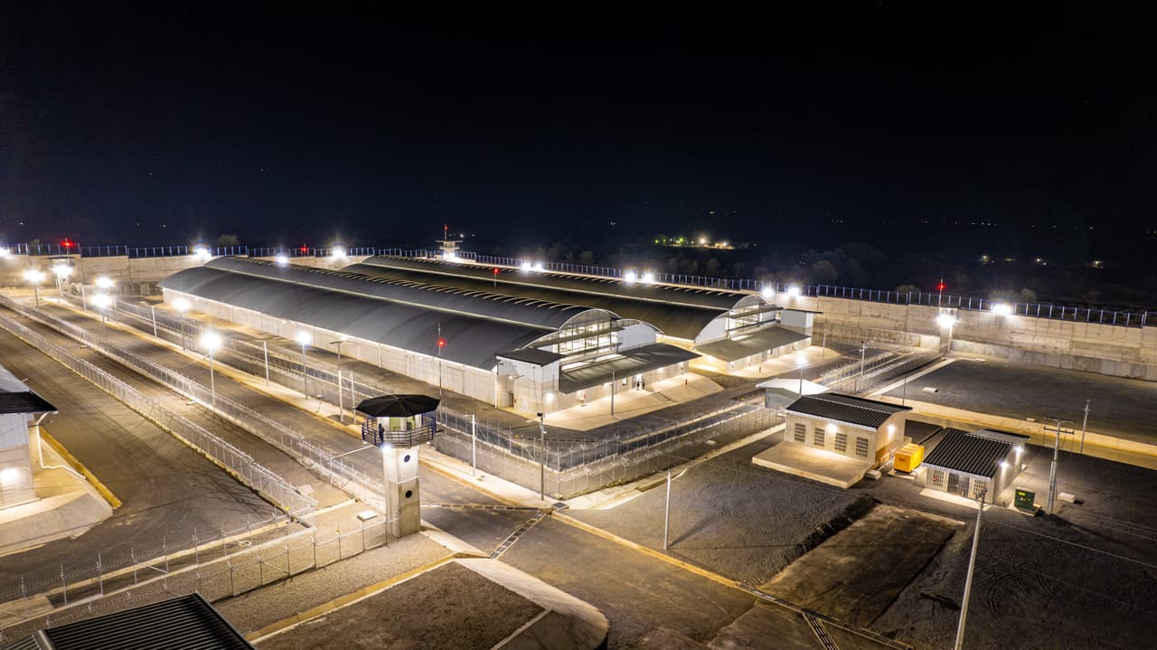 La prisión posee un muro perimetral de 1.3 millas (2.1 kilómetros), que será vigilado día y noche por 600 soldados y 250 policías. En el interior la seguridad estará a cargo de guardias de la Dirección General de Centros Penales.