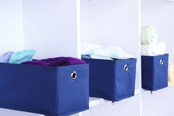 Dile sí a las cestas. Porque son extremadamente versátiles y atractivas herramientas de decoración, que pueden añadir mucho de espacio de almacenamiento en un dormitorio pequeño. Además, las cestas se complementan con cualquier estilo de diseño, así que diviértete eligiendo las indicadas para ti.