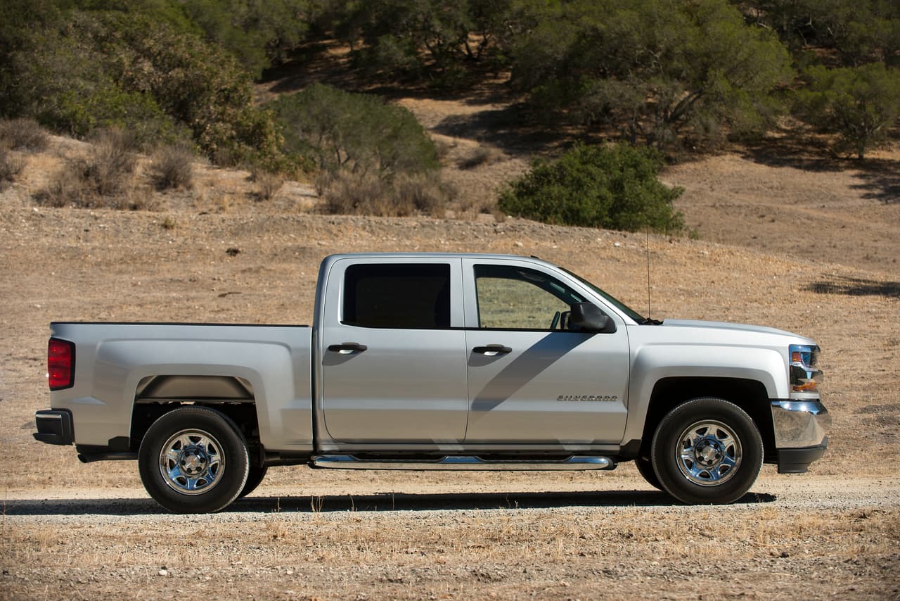 1.
<b>Chevrolet Silverado</b>: En 2016 el público estadounidense adquirió 574,876 unidades de la pickup tamaño familiar de Chevrolet, convirtiéndola en el sexto auto producido total o parcialmente en México más popular en Estados Unidos. Las unidades ‘Crew Cab’ (Cabina Doble) de este vehículo son construidas en la planta de ensamblaje de General Motors en Silao.
<br>