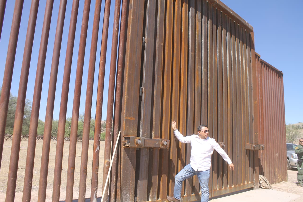 El cónsul de El Salvador en Arizona, Germán Banacek Alvarez, comenta lo díficil que es subir al muro.