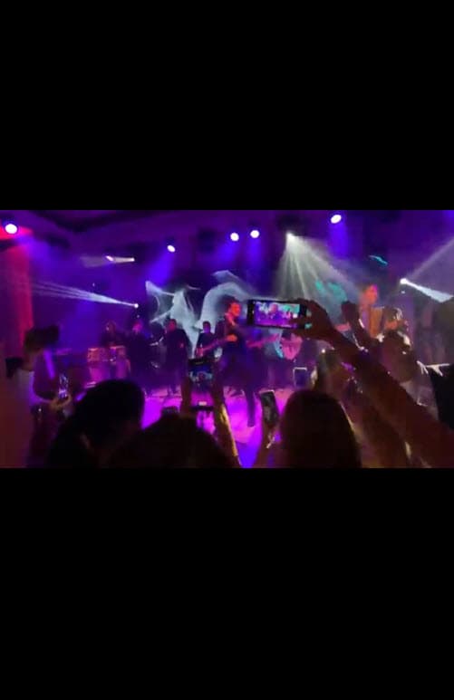 Al final de la noche, 
<b>Silvestre Dangond</b>, el famoso cantante de vallenato colombiano, tomó el escenario para poner a bailar a todos. 
<br>