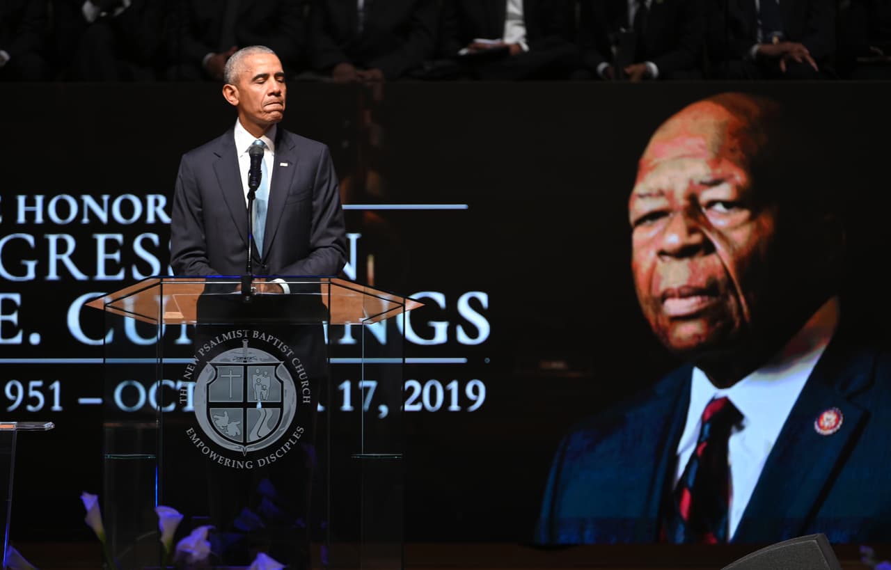 <b>El adios de Obama a Cummings.</b> “No eres un tonto por tener integridad y tratar a los demás con respeto", una de las frases con las que 
<a href="https://www.univision.com/temas/barack-obama">Barack Obama</a> recordó al fallecido representante demócrata de Baltimore Elijah Cummins. La intervención del expresidente fue uno de los momento más esperados del 
<a href="https://www.univision.com/noticias/politica/somos-mejores-que-esto-las-palabras-de-elijah-cummins-resuenan-en-la-ceremonia-para-despedirlo-en-el-congreso-fotos">servicio funerario</a> y allí recordó su trayectoria política. Desde el Comité de Supervisión Cummings 
<a href="https://www.univision.com/noticias/politica/juez-federal-exige-al-gobierno-entregar-documentacion-sobre-los-movimientos-de-giuliani-en-ucrania">encabezaba las pesquisas de juicio político sobre el caso de las presiones a Ucrania por parte del presidente Donald Trump.</a> Murió
<a href="https://www.univision.com/noticias/politica/muere-el-congresista-democrata-elijah-cummings-quien-formaba-parte-de-la-investigacion-del-juicio-politico-a-trump"> el 17 de octubre, </a>a los 68 años. 
<b>25 de octubre de 2019.</b>