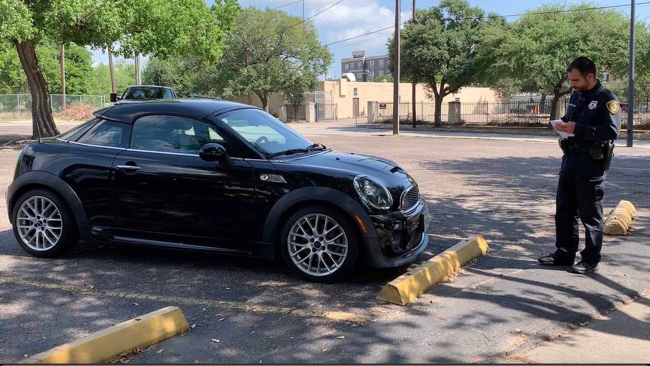 Robles, quien forma parte de la Unidad de Relaciones Comunitarias de HPD, explicó que es muy común que los conductores no puedan controlar sus automóviles al ir muy cerca de otros y terminan estrellándose.