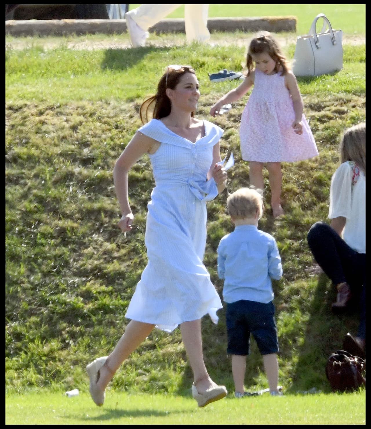 Al parecer, las nanas se quedaron cuidando al más pequeño de
<b><a href="https://www.univision.com/shows/despierta-america/es-nino-ya-nacio-el-tercer-hijo-de-kate-middleton-y-el-principe-william-video">los herederos de Kate Middleton y el príncipe William</a></b>, porque fue ella quien se hizo cargo de sus hijos mayores durante todo el evento del domingo.