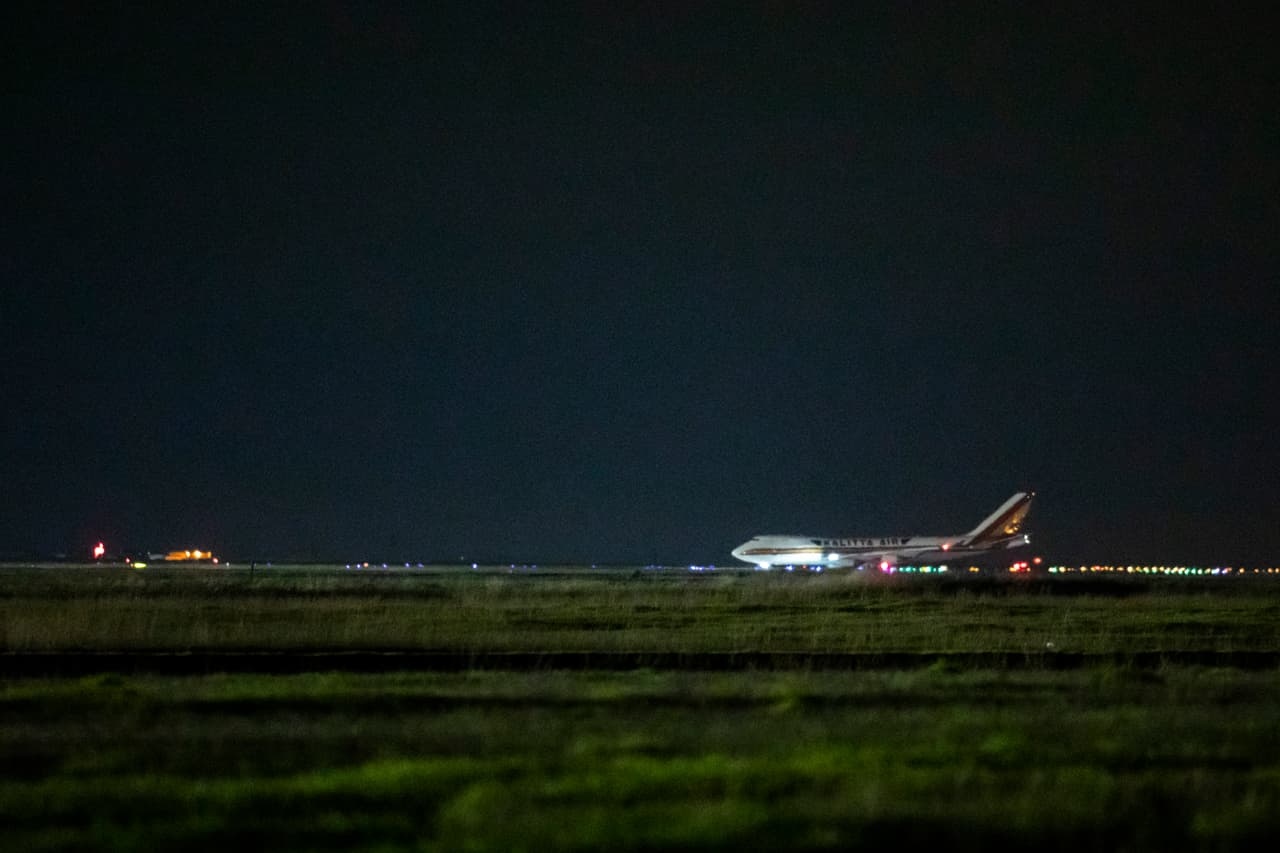 El ministro japonés de Defensa, Taro Kono, indicó antes en Twitter que tropas japonesas habían ayudado a trasladar a 340 pasajeros estadounidenses en 14 autobuses, desde el puerto de Yokohama al aeropuerto Haneda de Tokio. En el crucero viajaban unos 380 estadounidenses.
<br>