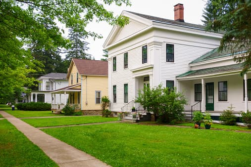 <b>3.- Ellicottville, Nueva York.- </b>Este es uno de los principales lugares donde los habitantes de la Gran Manzana acuden para alejarse de del ajetreo. Con tan solo 388 habitantes este lugar rodeado de montañas este lugar es ideal para turistas que buscan el contacto con la naturaleza. La ciudad ha prohibido a las franquicias nacionales abrir sucursales dentro de sus límites.
<br>