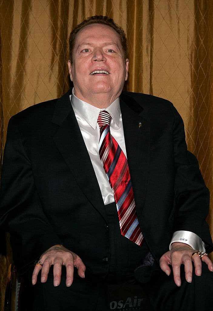 El controvertido empresario 
<b><a href="https://www.univision.com/famosos/muere-larry-flynt-magnate-industria-pornografica">Larry Flynt</a> </b>murió la mañana del 10 de febrero en Los Ángeles, a los 78 años, debido a una 
<b>insuficiencia cardíaca.</b> El magnate de la pornografía fue el fundador de la revista Hustler en 1974, así como también creó Larry Flynt Publications, productora de contenidos porno entre los que se encuentran la revista Barely Legal y Hustler TV. También inauguró el Casino Hustler de Los Ángeles en 2000.
<br>