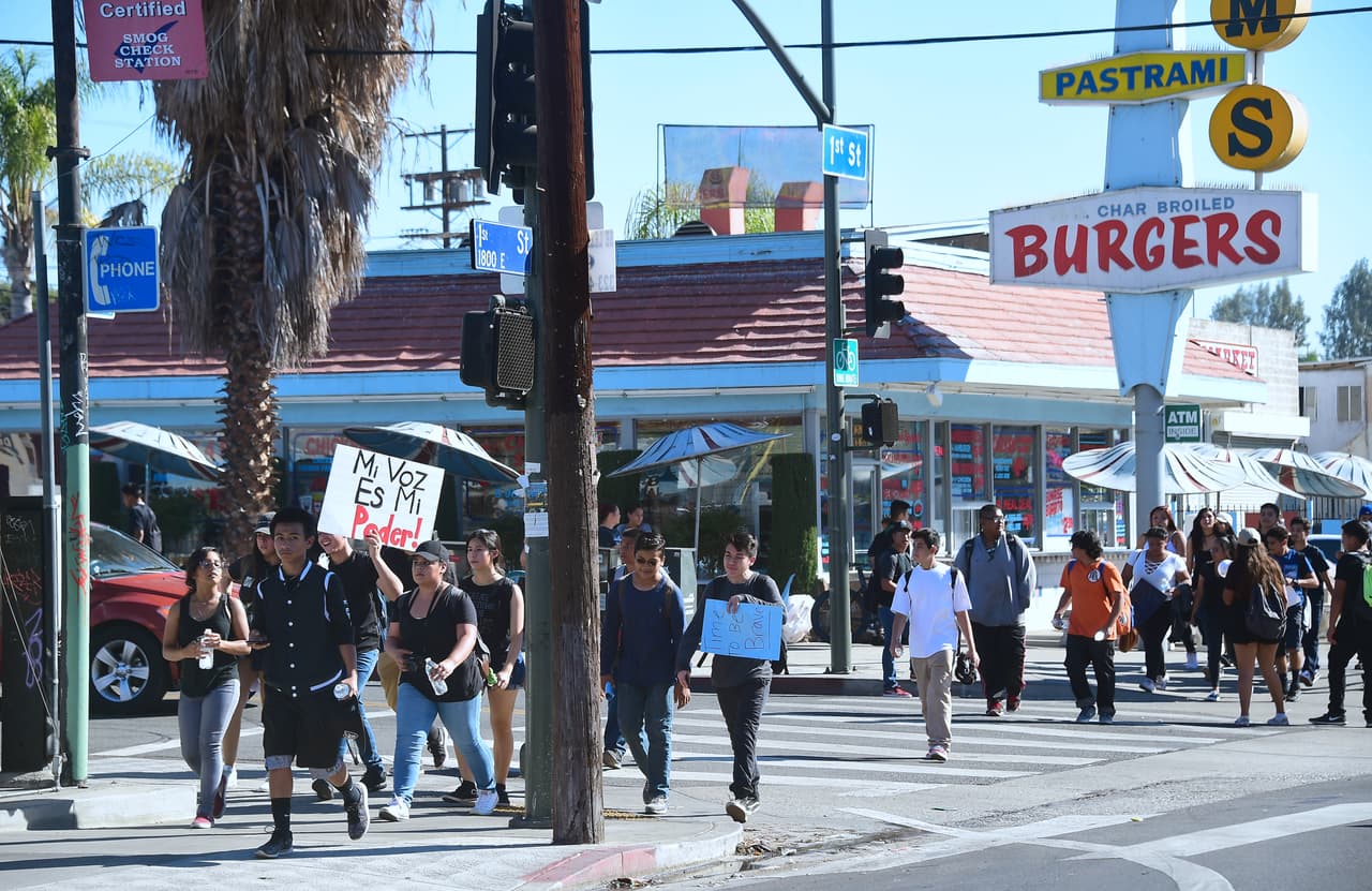 Cientos de estudiantes caminaron por las calles del este de Los Ángeles.