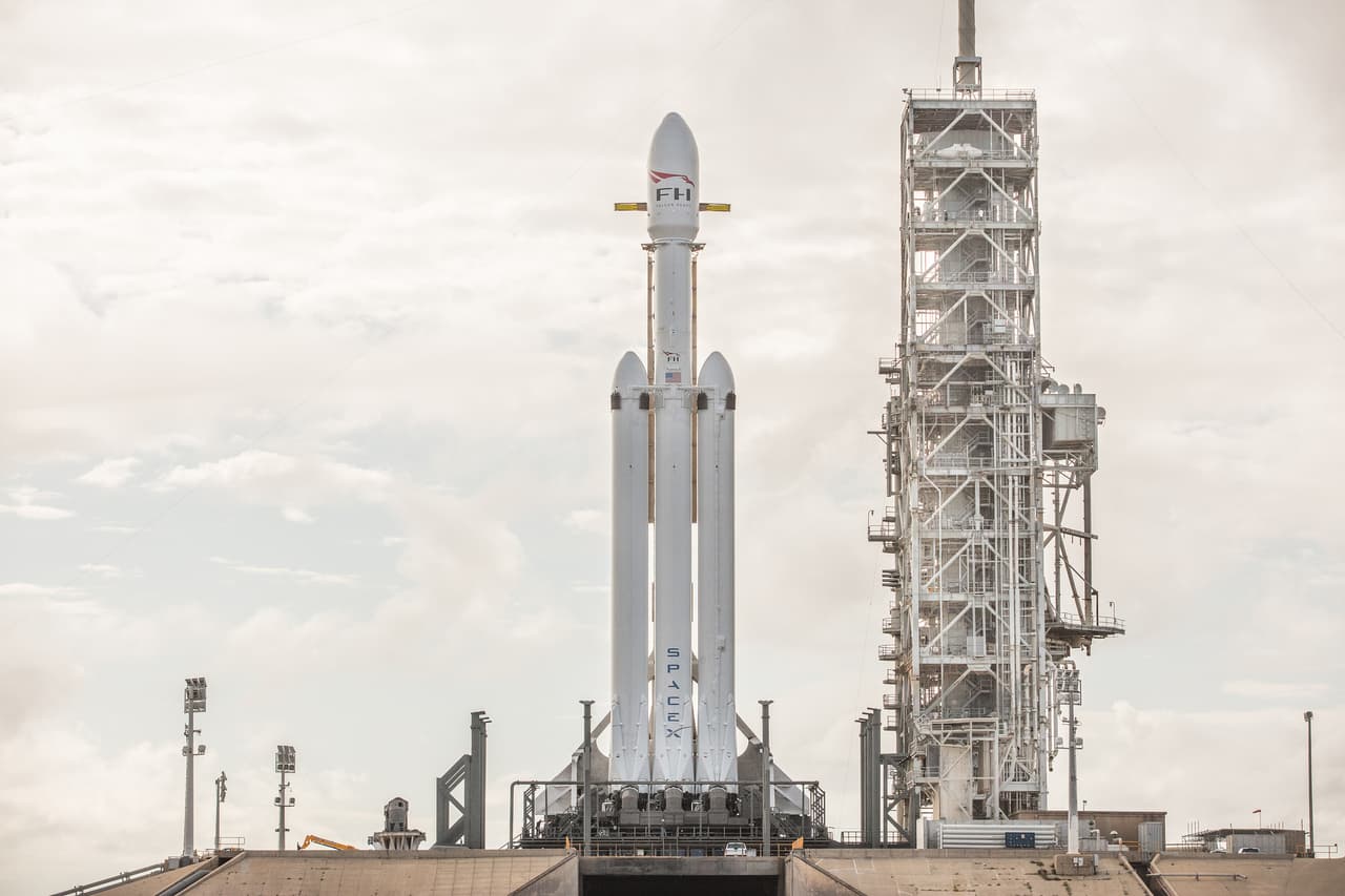 Es así como este martes seis de febrero fue un día histórico para las empresas
<b>Space X y Tesla,</b> ambas propiedad de Elon Musk, ya que el Falcon Heavy (en la imagen) fue lanzado al espacio llevando un Tesla Roadster en su interior (en la parte superior del cohete central).