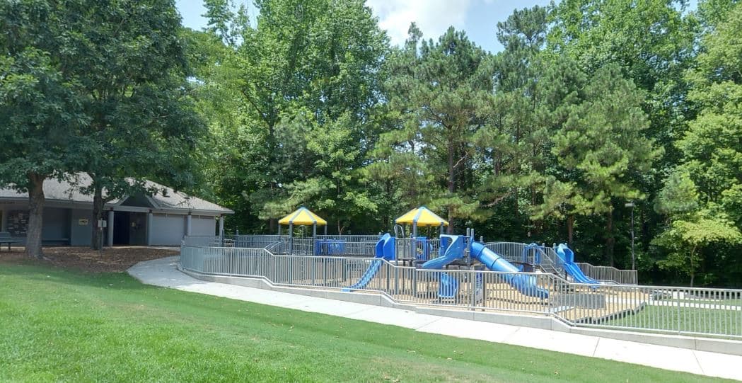 <b>Blue Jay Point County Park (3200 Pleasant Union Church Road, Raleigh)</b>. Este parque de 236 acres ofrece espacios para caminar, correr, hacer un picnic y jugar, incluido el área de juegos Tot Lot para niños de 2 a 5 años y el área de niños para niños de 5 a 12 años. El parque también cuenta con un área de juegos natural para fomentar la educación ambiental y Go Ape!, un circuito de aventura en zip line por las copas de los árboles.