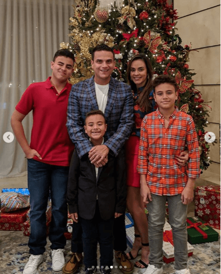 El intérprete de ‘Cásate conmigo’ formó una familia con Pieri Avendaño, su novia de la infancia, y juntos tienen tres hijos: Luis José, Silvestre José y José Silvestre.
<br>