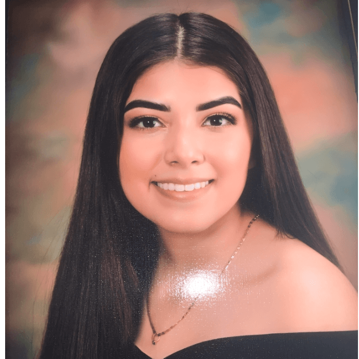 <b>Karen López</b> — Preparatoria
<br>
<br>"Mi hija Karen se ha esforzado mucho para salir adelante en sus estudios. Ella aplicó a cuatro universidades y todas la aceptaron. Para mí es un orgullo y espero verla lograr su sueño".