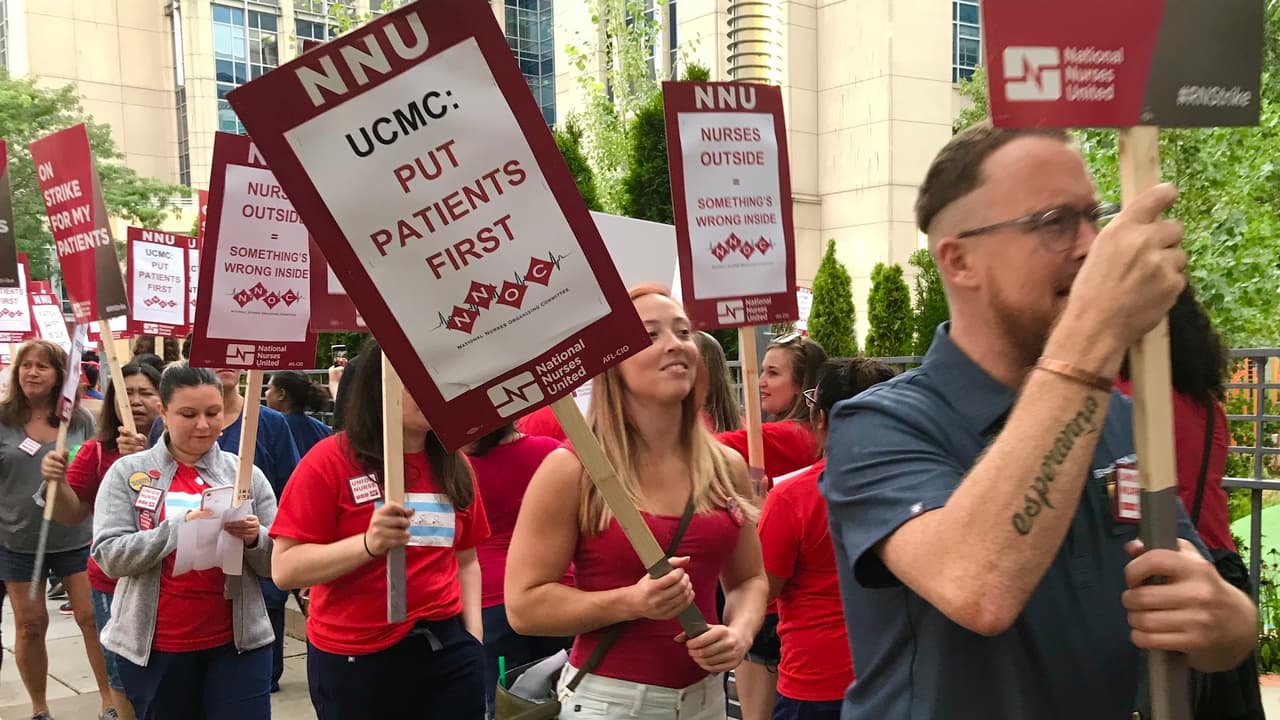 Enfermeras y enfermeros inician huelga para pedir mejores condiciones laborales en el Hospital de la Universida de Chicago.