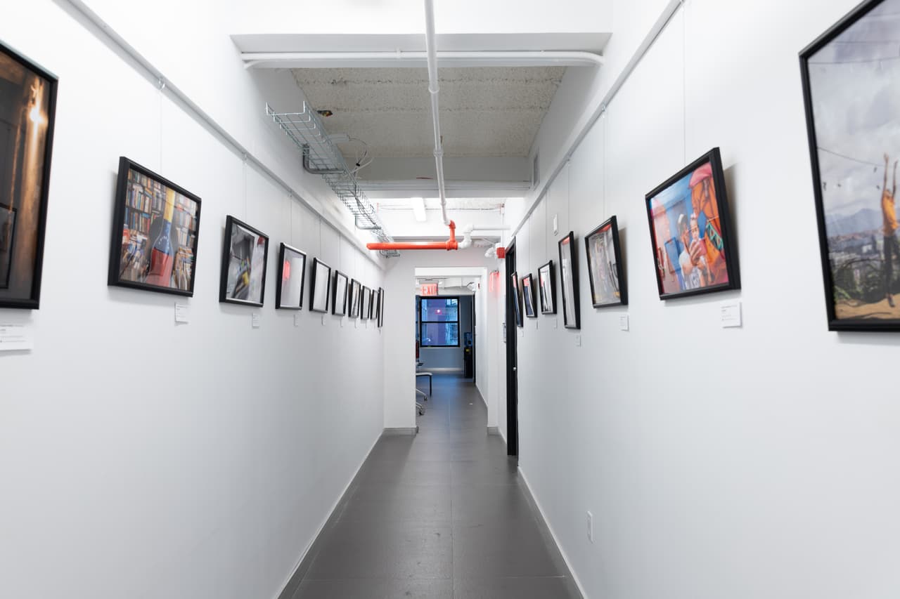 Las obras buscan mostrar, con estoicismo, un pueblo que resiste y soporta a pesar de las más de 150 sanciones impuestas por la administración Trump, que les han privado de las necesidades básicas, como alimentos y medicinas.