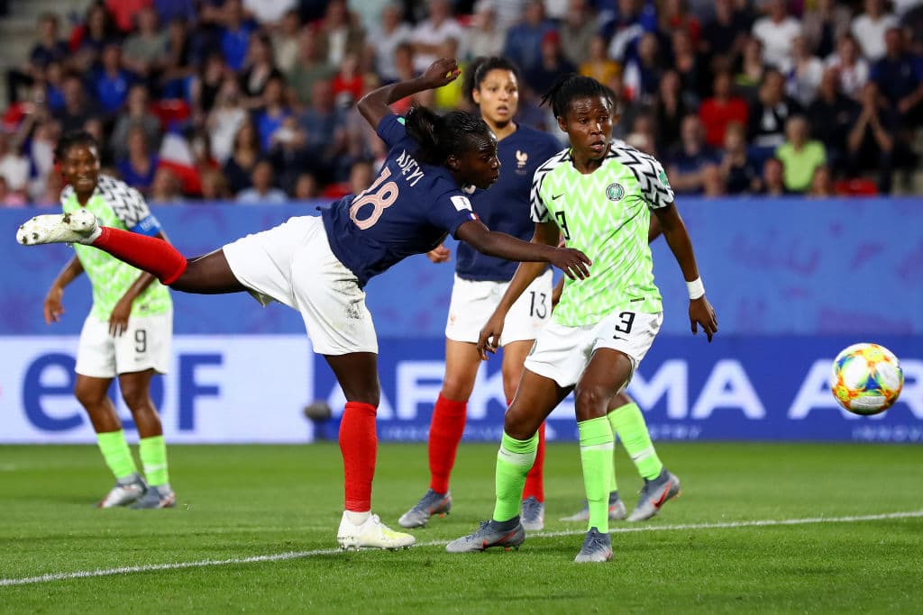 En el segundo tiempo la tónica fue la misma, pero la defensa de Nigeria se endureció, y eso derivó en que no se generaran los contragolpes de la primera parte, resistiendo los embates.